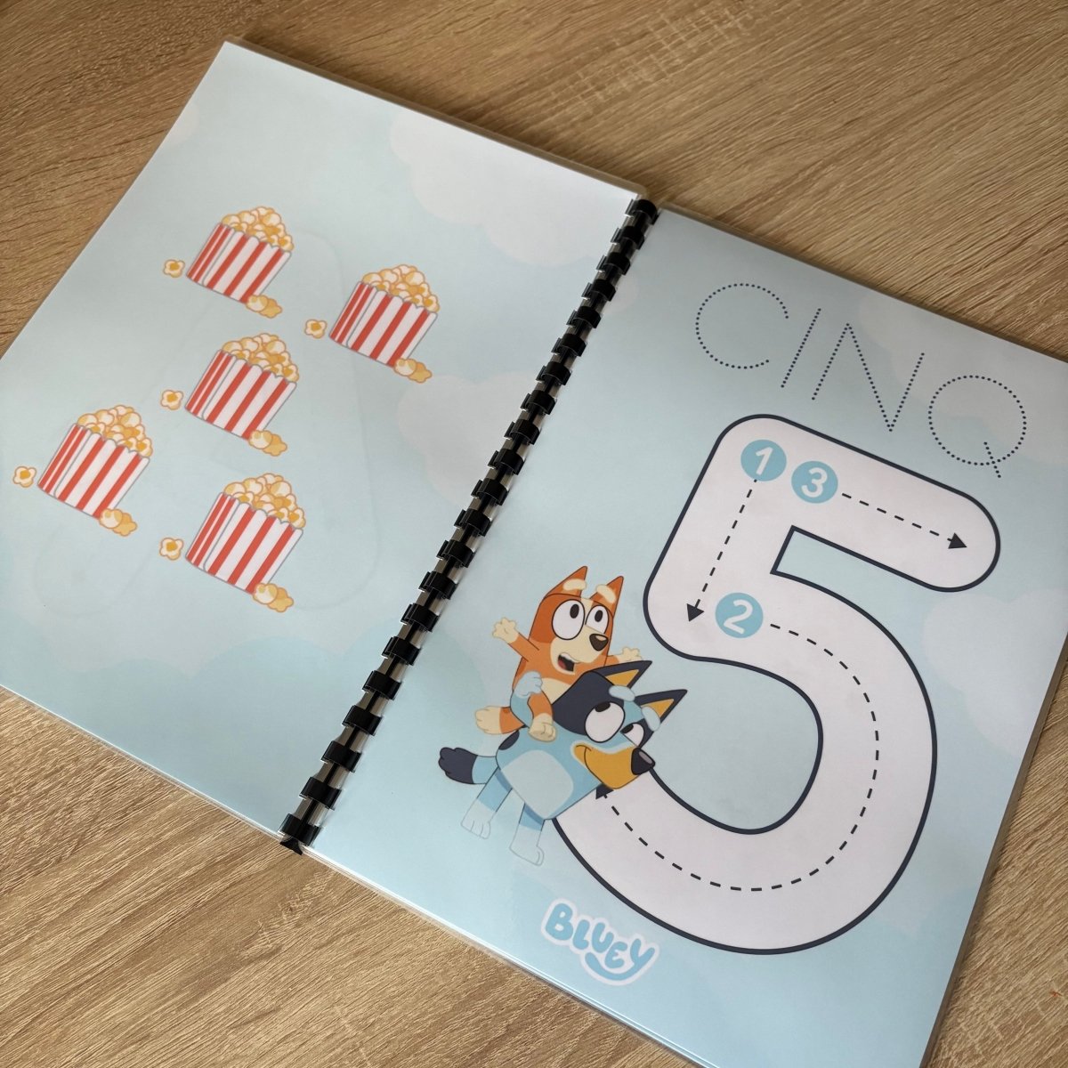 {{ product.title }} – livret d’activités enfants 2 à 4 ans en version physique ou PDF | Bluey, Spidey, Pyjamasques, Je découvre l’été – jeux éducatifs à imprimer